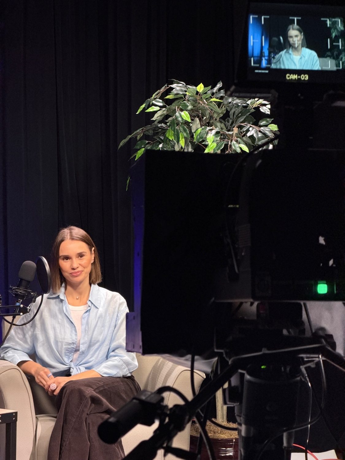 Jana Varodero in a podcast recording studio
